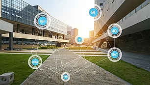 Campus building with 4G, 5G, IoT and WLAN icons representing private network connectivity.